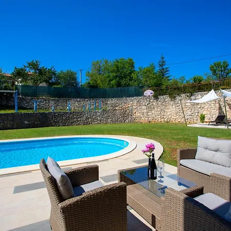 Romantic Sky With Pool And Garden アパート Nedeščina