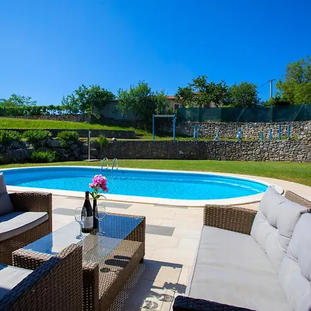Romantic Sky With Pool And Garden Nedeščina