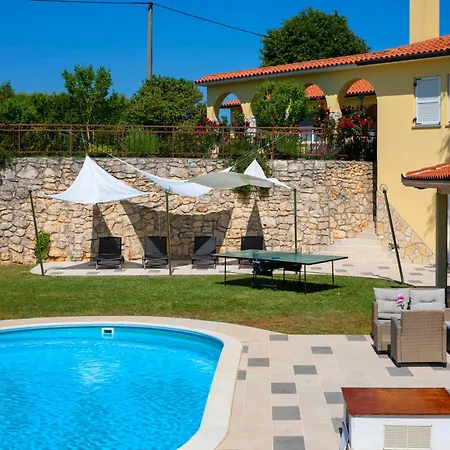 Romantic Sky With Pool And Garden アパート Nedeščina